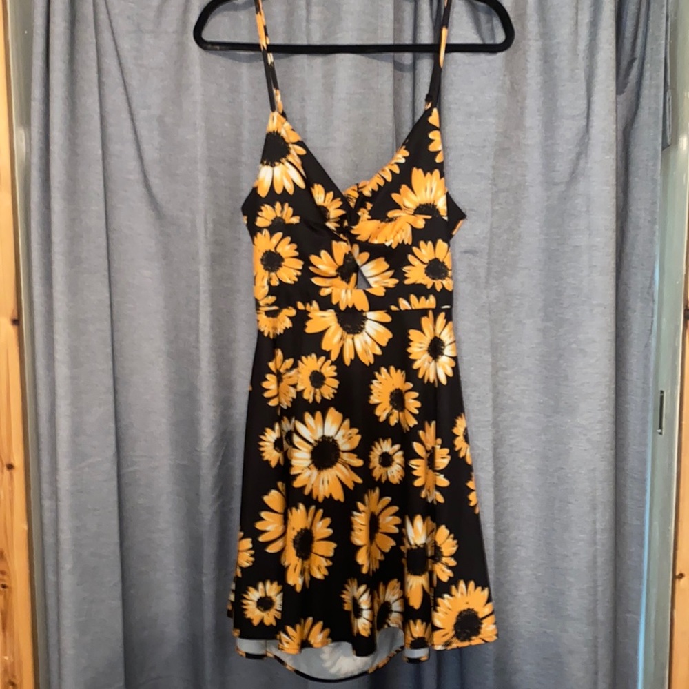 Flower dress, open back and keyhole front. Never worn